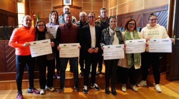 Representantes de los colectivos junto a autoridades locales