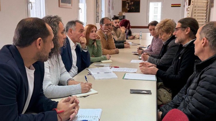 Miembros de IU en una reunión con plataformas de la comarca