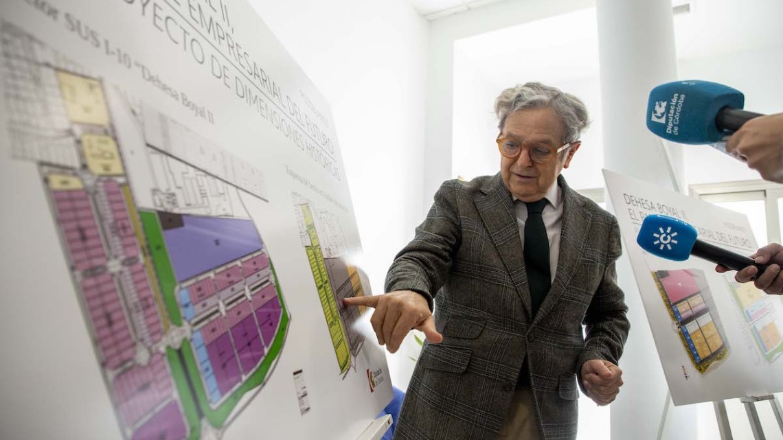 Salvador Fuentes explicando parte del proyecto