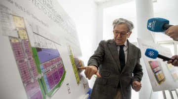 Salvador Fuentes explicando parte del proyecto