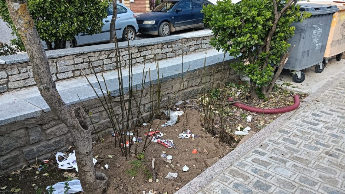 Basura en una calle de Belalcázar con contenedores a escasa distancia