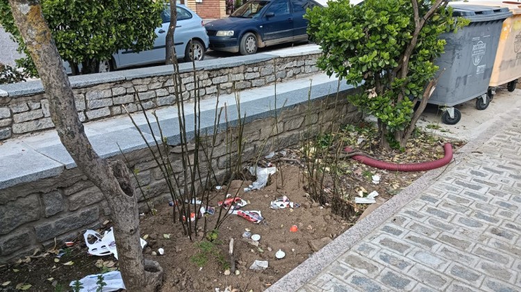 Basura en una calle de Belalcázar con contenedores a escasa distancia