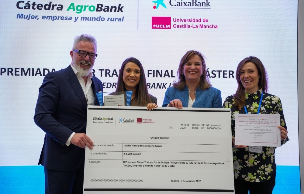 María Auxiliadora Moyano recogiendo su premio