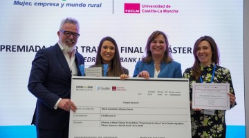 María Auxiliadora Moyano recogiendo su premio