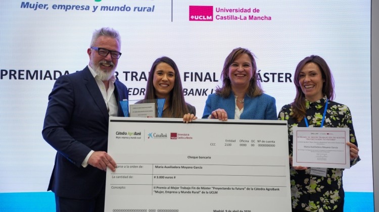 María Auxiliadora Moyano recogiendo su premio