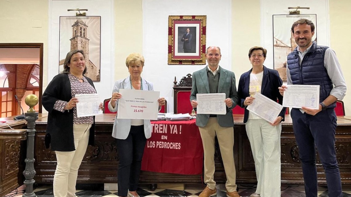 Entrega de las firmas en el Ayuntamiento de Villanueva de Córdoba