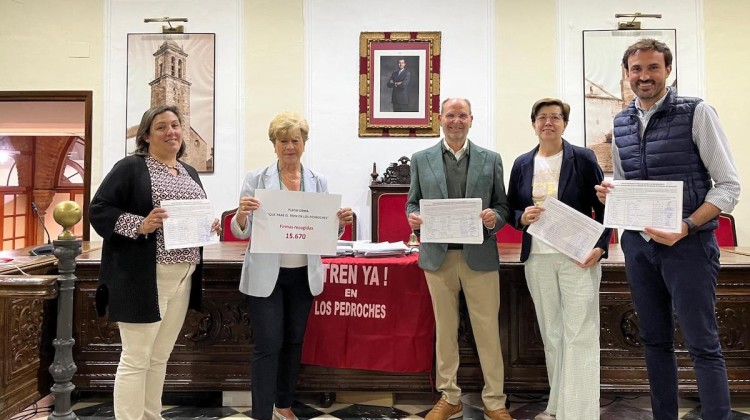 Entrega de las firmas en el Ayuntamiento de Villanueva de Córdoba
