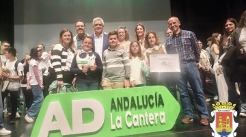 Alumnado y profesorado con Modesto Barragán. Foto: Ayuntamiento de Dos Torres