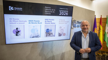 Gabriel Duque presentando los premios literarios