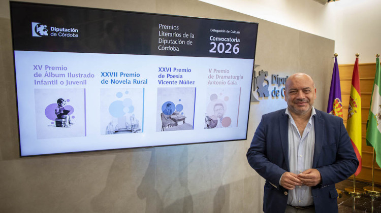 Gabriel Duque presentando los premios literarios