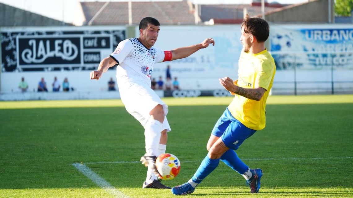 Ángel García durante un partido de este temporada en el estadio Nuestra Señora de Luna