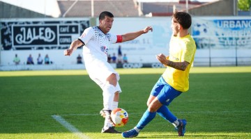 Ángel García durante un partido de este temporada en el estadio Nuestra Señora de Luna