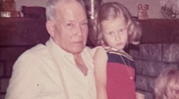 Bartolomé Barrios Herruzo con su nieta Christine Andreu