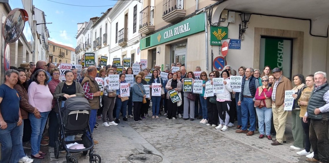 Concentración a las puertas de la sucursal que Caja Rural del Sur tiene en Belalcázar