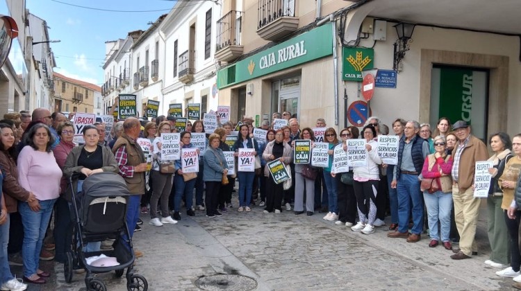 Concentración a las puertas de la sucursal que Caja Rural del Sur tiene en Belalcázar
