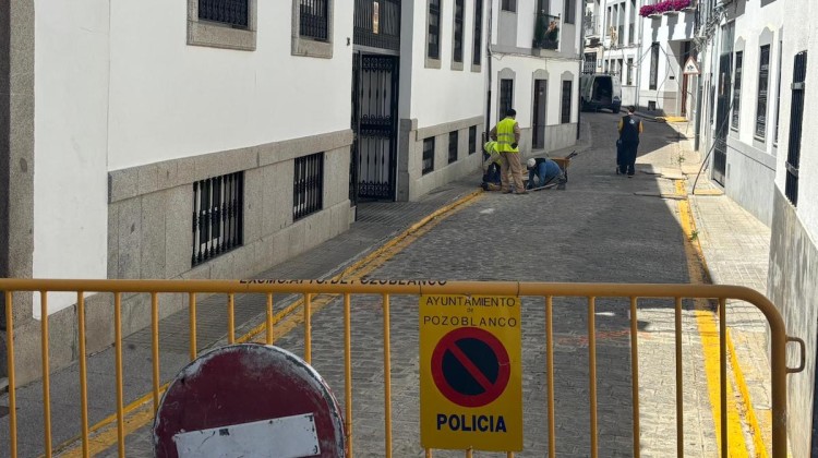 La calle Alfareros ya se encuentra cortada al tráfico