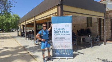 Un peregrino realizando el camino mozárabe