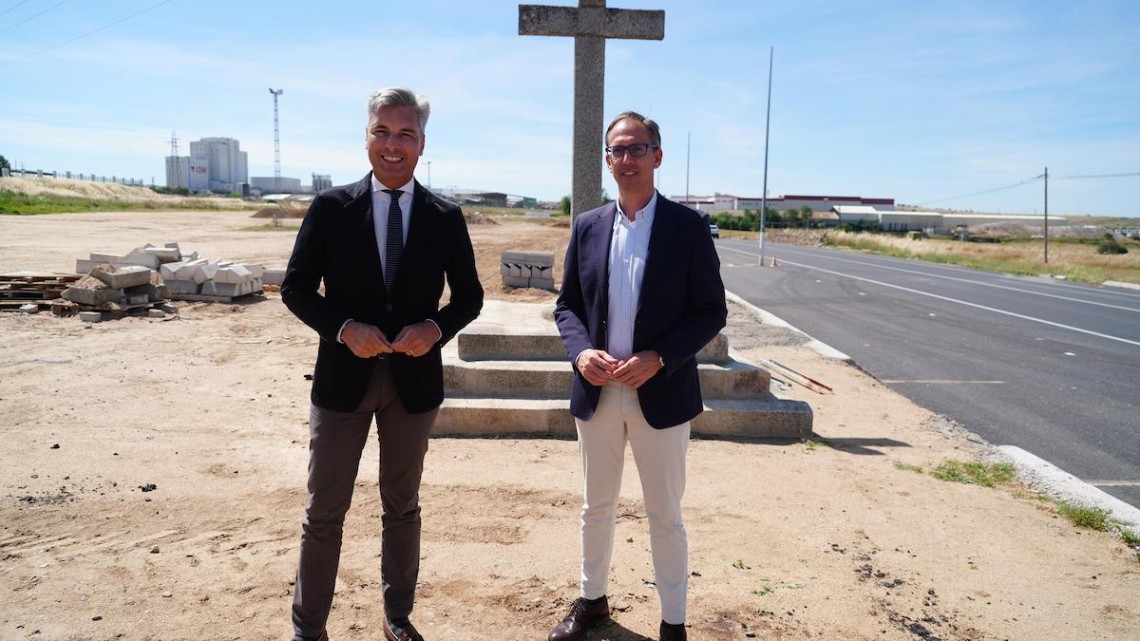 Andrés Lorite y Santiago Cabello en una reciente visita a las obras