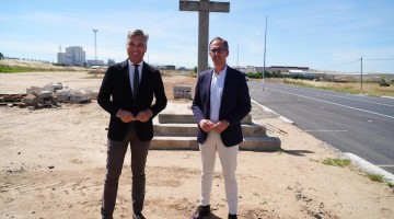 Andrés Lorite y Santiago Cabello en una reciente visita a las obras