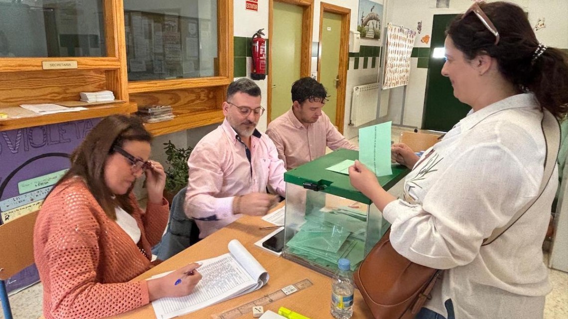 Una ciudadana votando en uno de los colegios electorales de Pozoblanco
