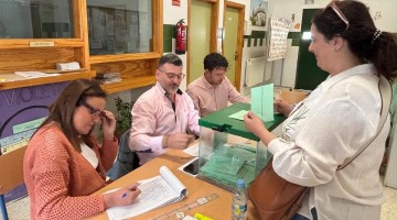 Una ciudadana votando en uno de los colegios electorales de Pozoblanco