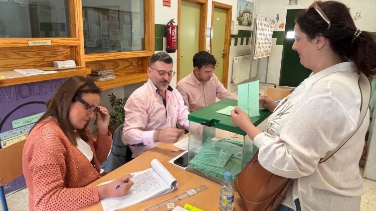 Una ciudadana votando en uno de los colegios electorales de Pozoblanco