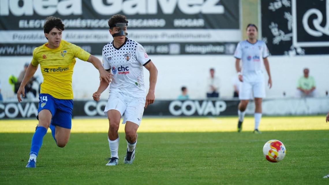 Hugo Suescum en el partido del Pozoblanco ante el Conil