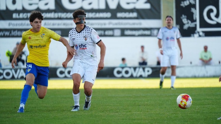 Hugo Suescum en el partido del Pozoblanco ante el Conil