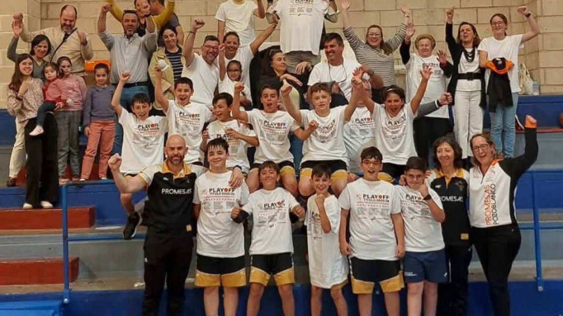 El equipo celebrando la victoria