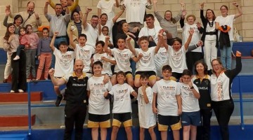 El equipo celebrando la victoria