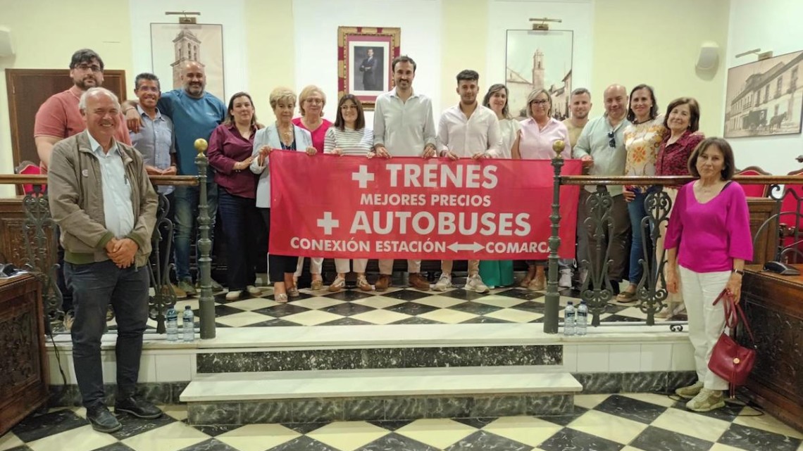 Miembros de la plataforma con los concejales del Ayuntamiento de Villanueva de Córdoba
