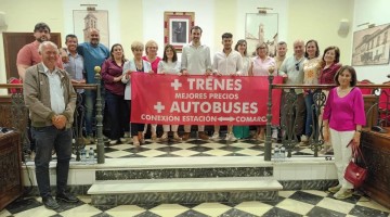 Miembros de la plataforma con los concejales del Ayuntamiento de Villanueva de Córdoba