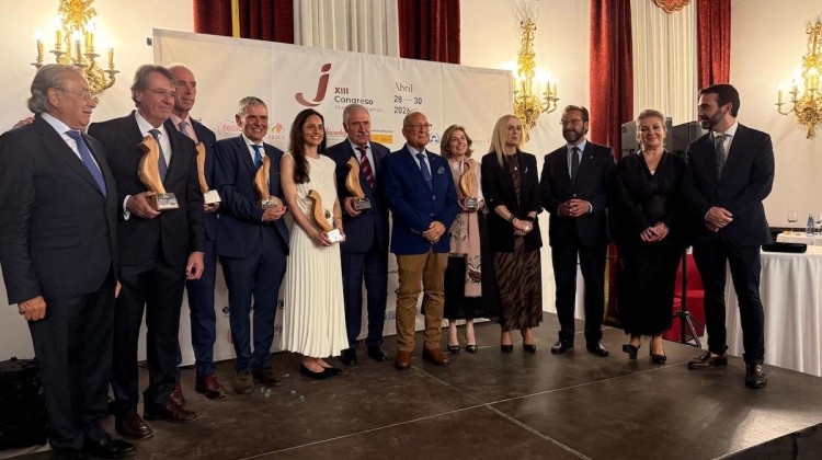Antonio Jesús Torralbo, segundo por la izquierda, y Juan José Córdoba, cuarto por la izquierda, con el resto de premiados