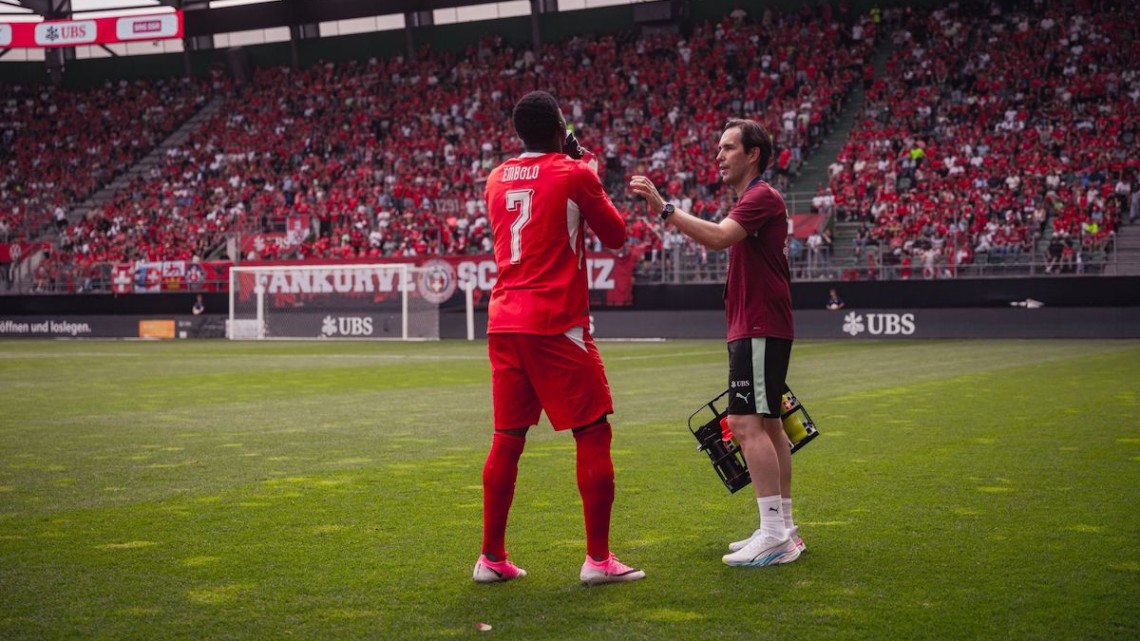 Antonio Molina durante un partido atendiendo a un jugador