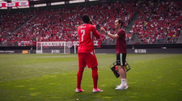 Antonio Molina durante un partido atendiendo a un jugador