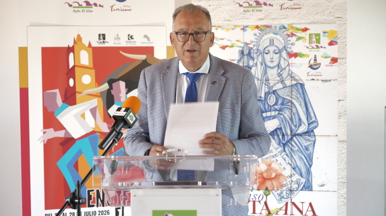 El alcalde de El Viso, Juan Díaz, durante la rueda de prensa