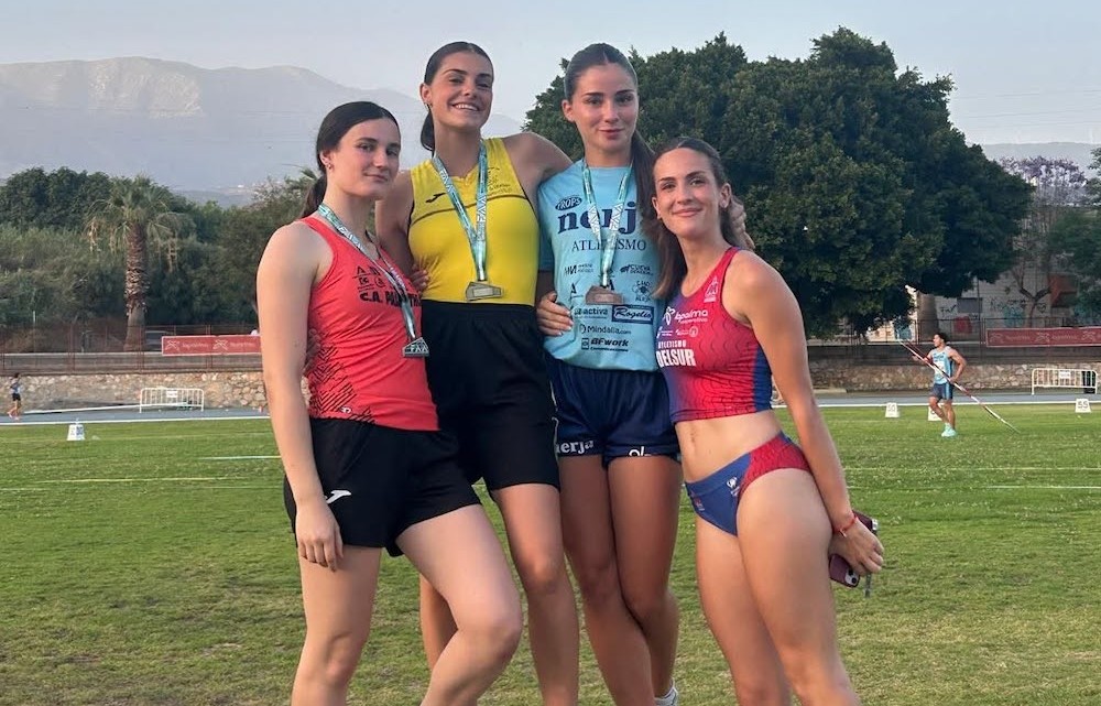 Lydia Estévez con sus compañeras en la competición