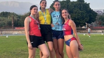 Lydia Estévez con sus compañeras en la competición