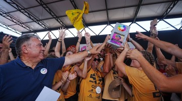 Entrega el adoquín de campeones