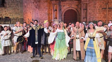 Los actores y la directora saludan al finalizar el ensayo general