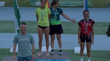 Lydia Estévez en lo más alto del pódium junto a Paloma Remo