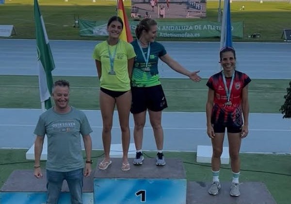 Lydia Estévez en lo más alto del pódium junto a Paloma Remo