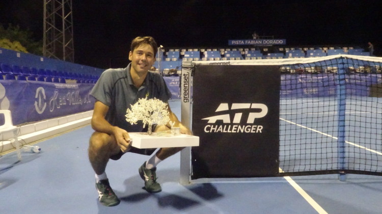 El campeón con su trofeo
