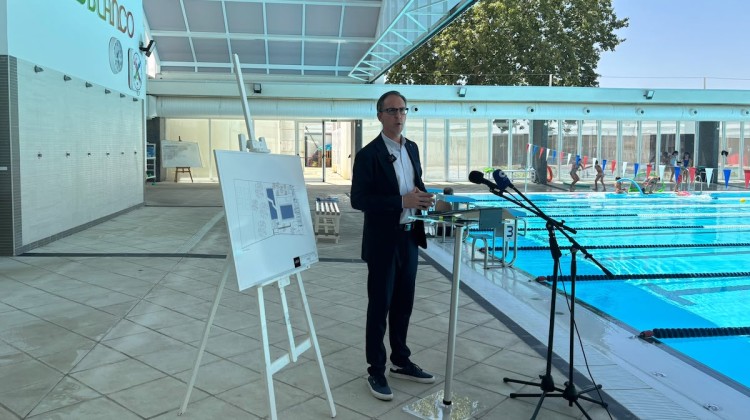 Santiago Cabello presentando el proyecto