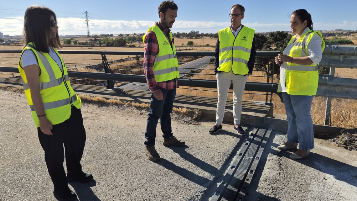 La delegada de Fomento y el alcalde de Pozoblanco visitando las obras de mejora en los puentes