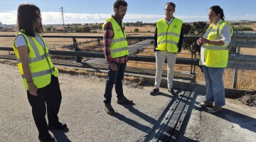 La delegada de Fomento y el alcalde de Pozoblanco visitando las obras de mejora en los puentes