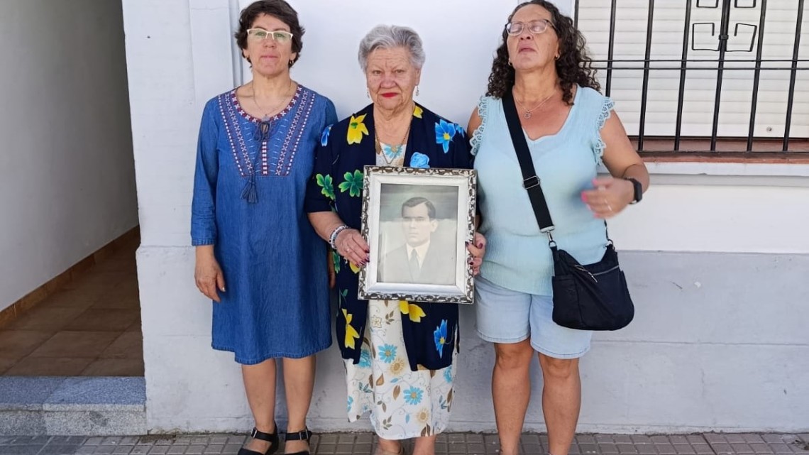 Familia de Emilio Alcalde en el lugar donde se colocará la Stolperstein