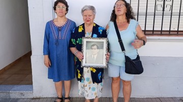 Familia de Emilio Alcalde en el lugar donde se colocará la Stolperstein