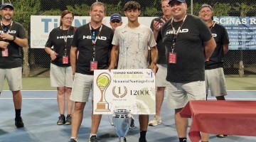 Alejandro López con el trofeo que le acredita como campeón