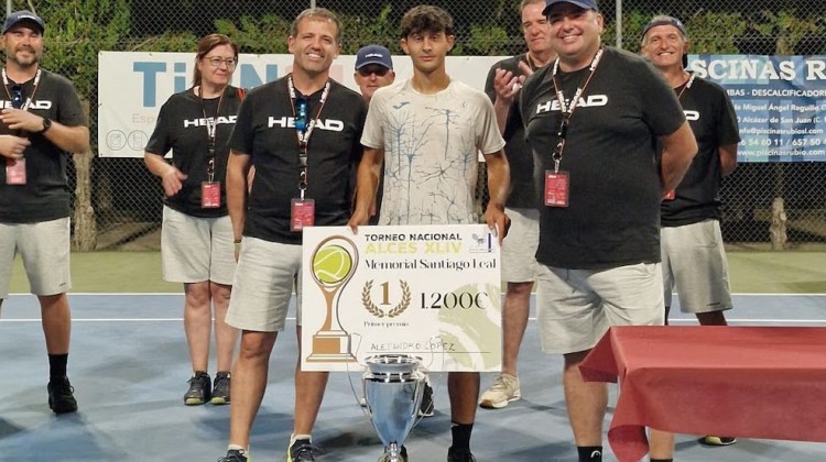 Alejandro López con el trofeo que le acredita como campeón